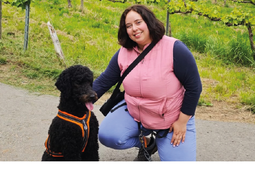 Hundetrainerin Ulyana mit ihrem Hund